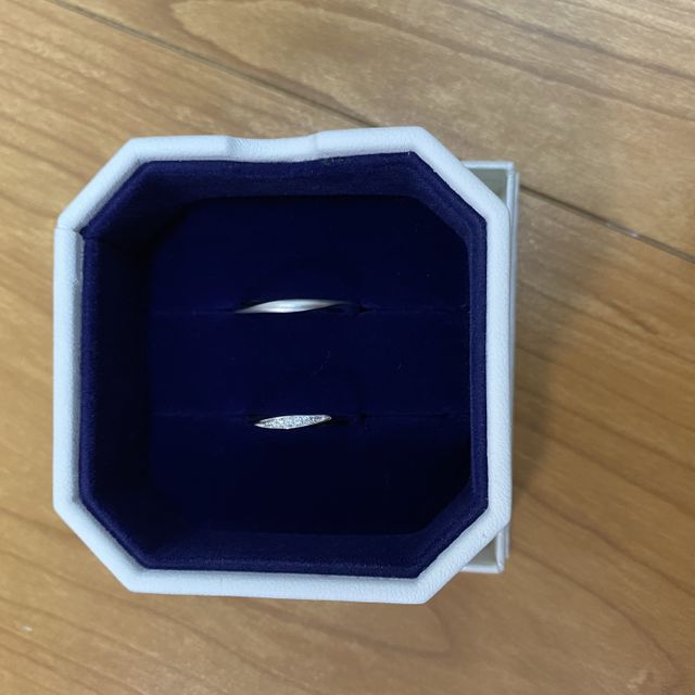 【4℃ BRIDAL(ヨンドシーブライダル)の口コミ】 何度も足を運び、ふたりがしっくりくる指輪に決めました。メンズウィメン…