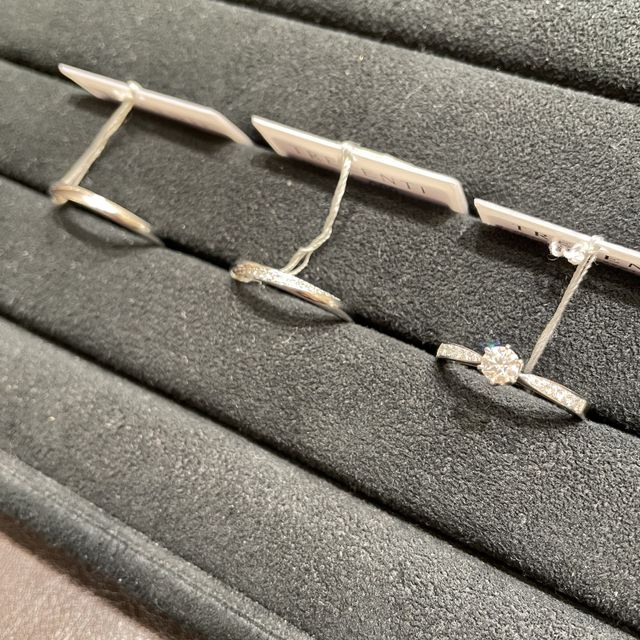 【TRECENTI(トレセンテ)の口コミ】 婚約指輪も結婚指輪も理想のデザインがありました。
ダイヤモンドの質も良…