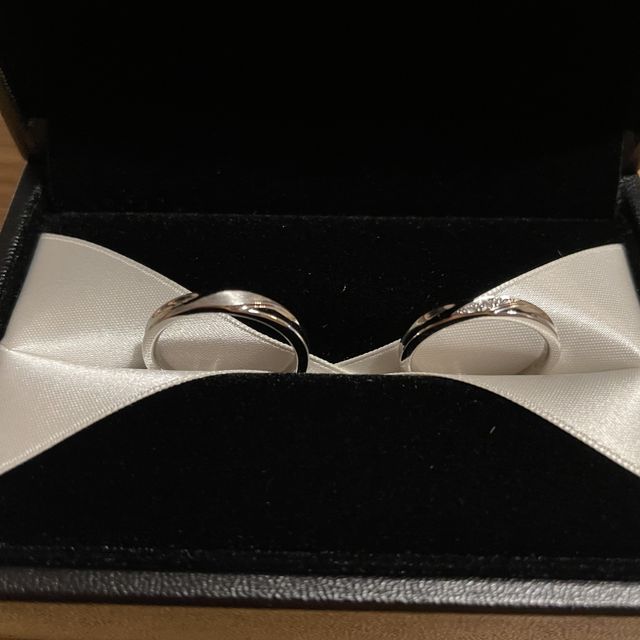 【エクセルコダイヤモンド(EXELCO DIAMOND)の口コミ】 指輪のデザインが気に入り決めました。一般的な細身のデザインと違い、若…