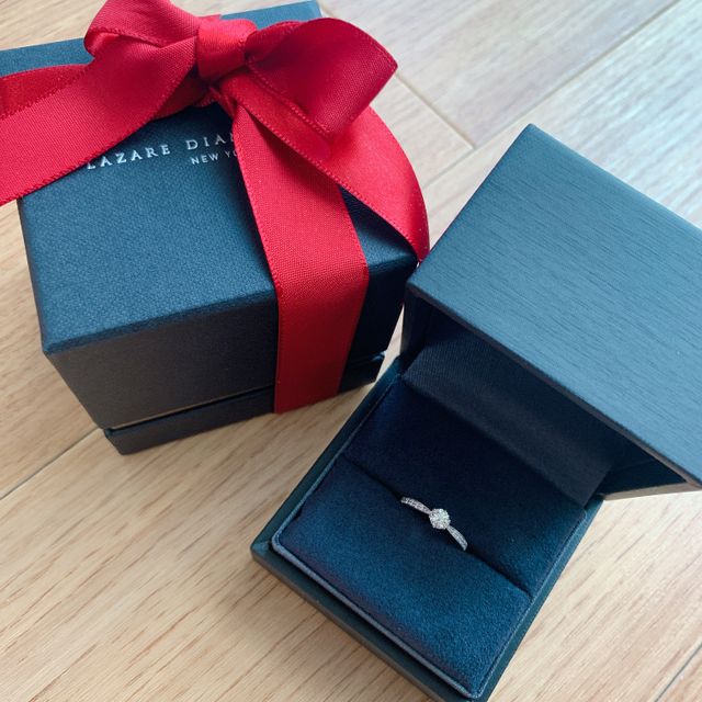 【ラザール ダイヤモンド(LAZARE DIAMOND)の口コミ】 シンプルなようでシンプルすぎず、真ん中に向かって絞りのあるデザインが…