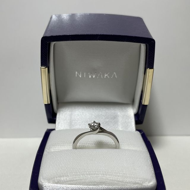 【俄(にわか)の口コミ】 指輪に込められた意味に惹かれてこちらにしました。
横から見た時の凝った…