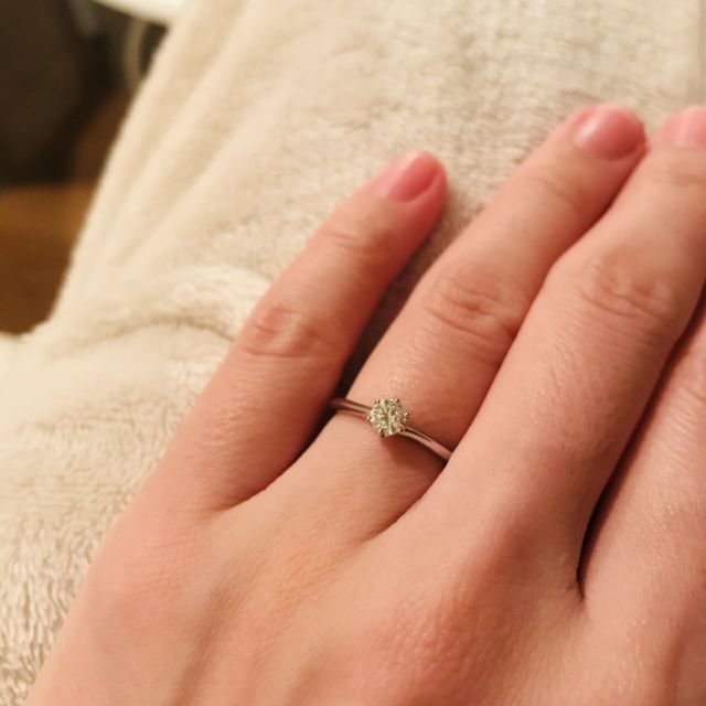 【エクセルコダイヤモンド(EXELCO DIAMOND)の口コミ】 デザインは、シンプルなストレートのプラチナリングに、高い立ち爪で一粒…