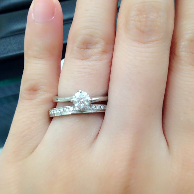 【ラザール ダイヤモンド(LAZARE DIAMOND)の口コミ】 ハーフエタニティです。(一粒ダイヤモンドのリングのほうは以前こちらで買…
