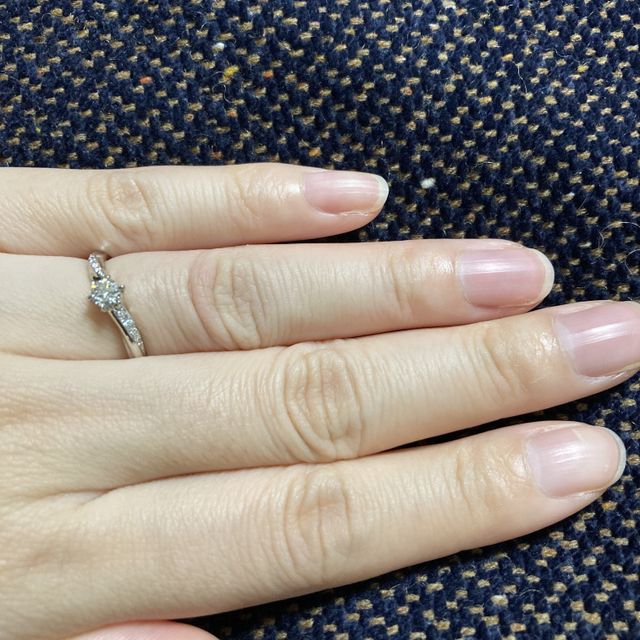 【銀座ダイヤモンドシライシの口コミ】 普段使いできる婚約指輪という視点で探しました。派手すぎず、地味すぎず…
