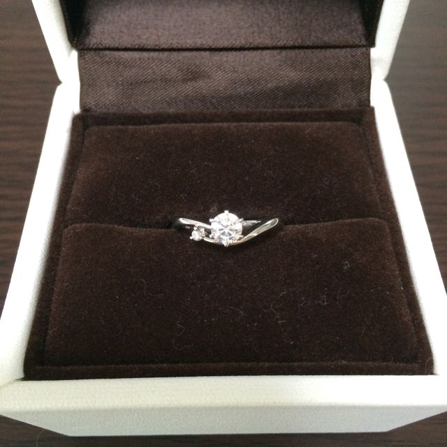 【アイプリモ(I-PRIMO)の口コミ】 正面から見るとV型となっており指が長く見えるデザインであることと、キャ…