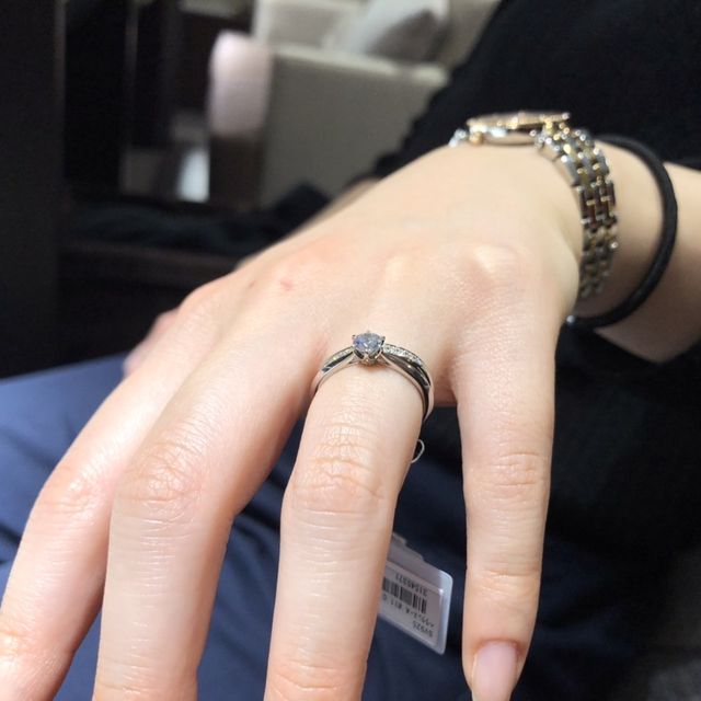 【アイプリモ(I-PRIMO)の口コミ】 爪が高く一つのダイヤの王道でシンプルなデザインが良かったからです。ま…
