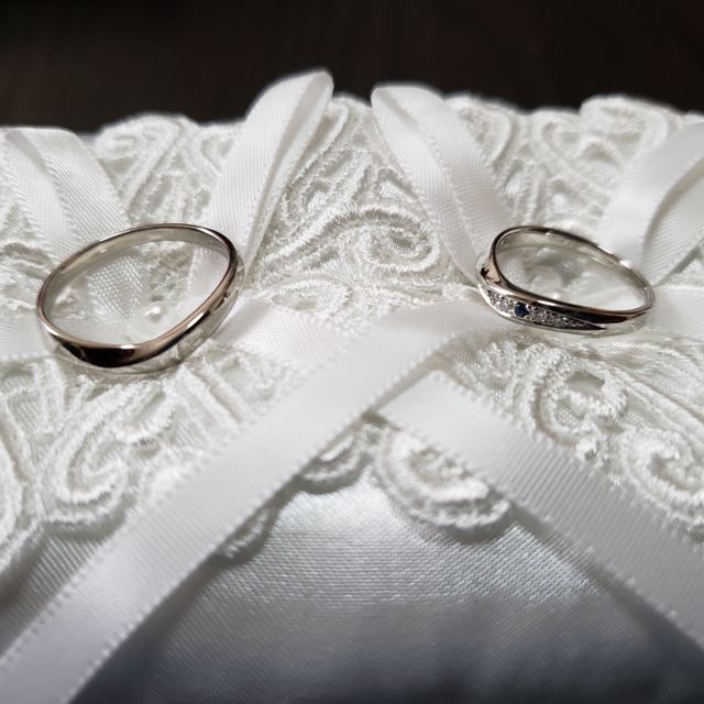 【SIND BAD(シンドバット)の口コミ】 両方とも指輪の内側に私の誕生石のサファイアを。
私の指輪には表にもサフ…