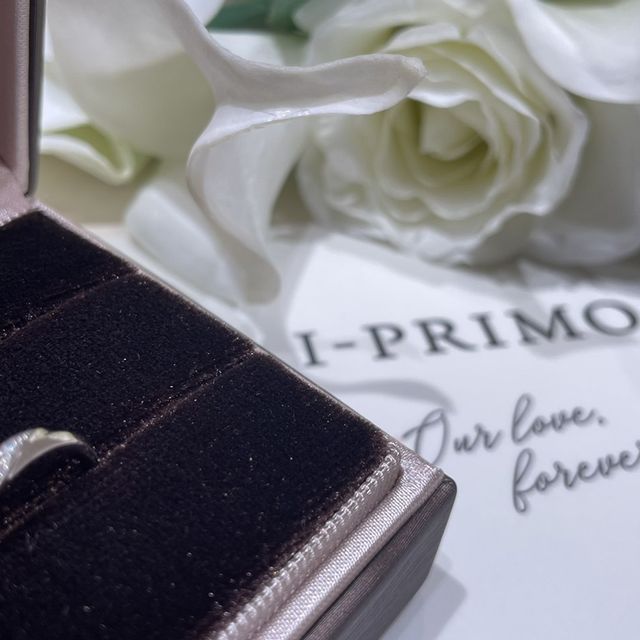 【アイプリモ(I-PRIMO)の口コミ】 デザインが主で決めました。細くて、ダイヤが派手すぎず地味すぎずのデザ…
