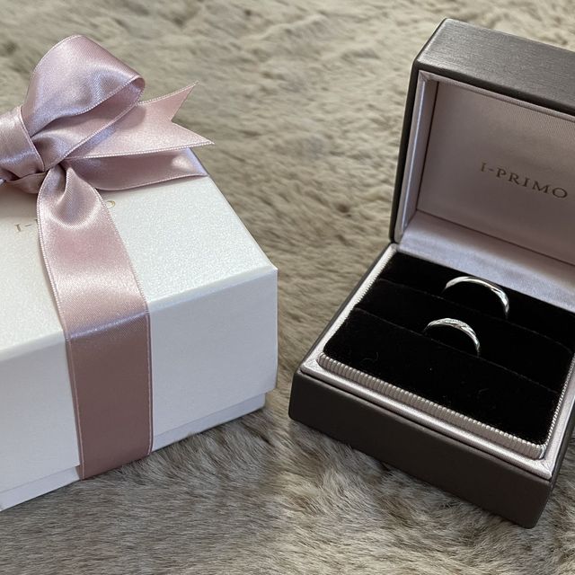 【アイプリモ(I-PRIMO)の口コミ】 真ん中にダイヤモンドが入っていてお気に入りです。派手すぎず、地味すぎ…