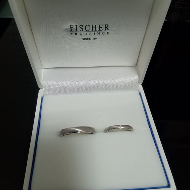 【FISCHER(フィッシャー)の口コミ】 指輪のデザインはいろいろ見たけどシンプルでも珍しく斜めに光のラインが…