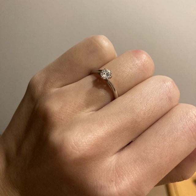 【銀座ダイヤモンドシライシの口コミ】 シンプルだが、よく見るとウェーブがかかり、でも他の指輪と重ね付けした…