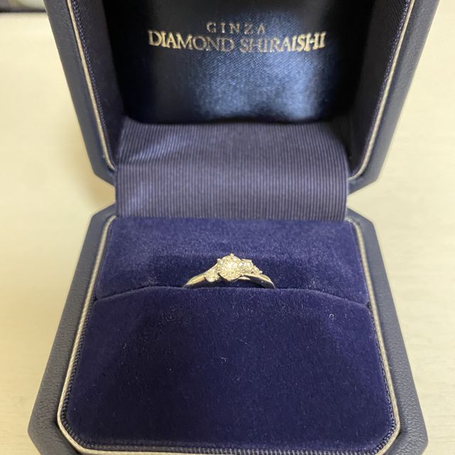 【銀座ダイヤモンドシライシの口コミ】 左右非対称で、可愛かった。大きめのダイヤモンドを真ん中に入れることで…