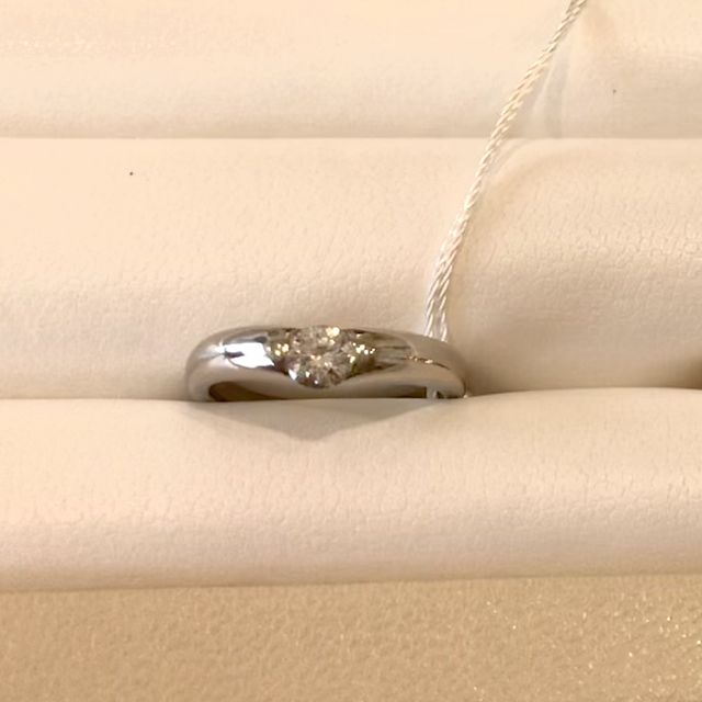 【EYE JEWELRY UMAKI(アイジュエリー ウマキ)の口コミ】 ダイヤモンドの立て爪のないタイプの指輪なので、着用しても引っかかるこ…