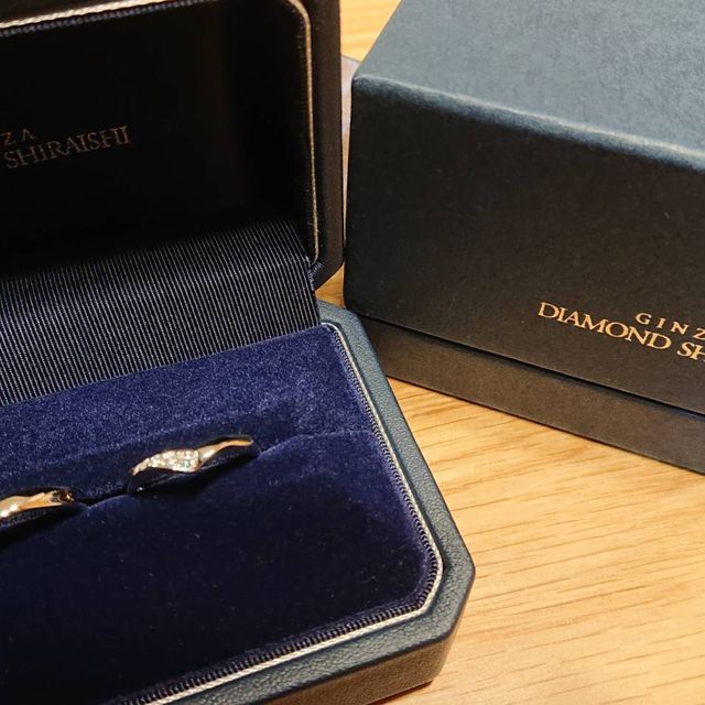 【銀座ダイヤモンドシライシの口コミ】 指が太めで短いので、しっかりVラインになっているこちらを選びました。ま…