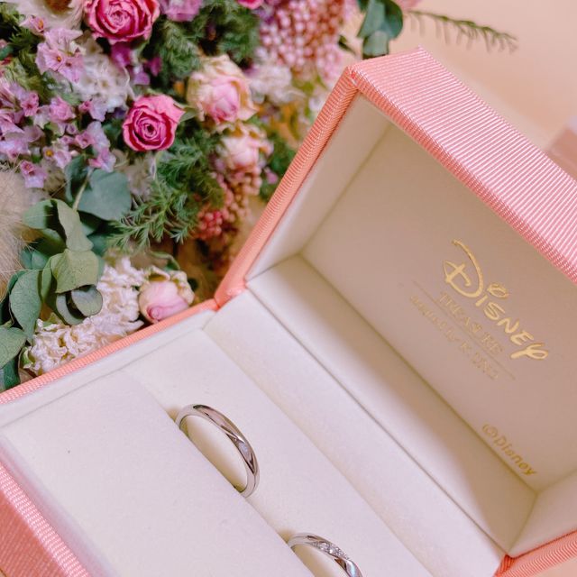 【ケイウノ ブライダル(K.UNO BRIDAL)の口コミ】 ディズニーが好きだけど、指輪はシンプルなものがよかったので中にミッキ…
