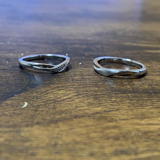 【銀座ダイヤモンドシライシの口コミ】 婚約指輪がV字ラインで重ねてつけたときに合うデザインを提案してもらいま…