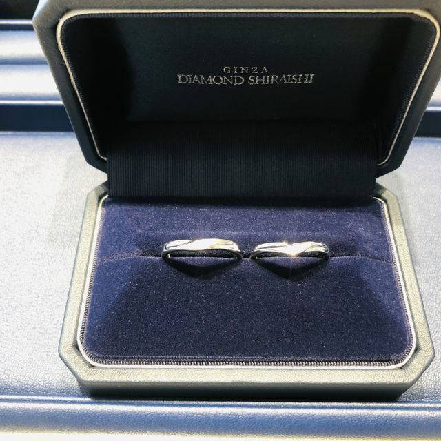 【銀座ダイヤモンドシライシの口コミ】 婚約指輪がV字ラインで重ねてつけたときに合うデザインを提案してもらいま…