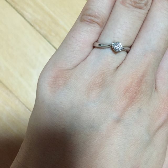 【4℃ BRIDAL(ヨンドシーブライダル)の口コミ】 ダイヤの高さがあまりない(リング台が高くない)もので、かつダイヤが大き…