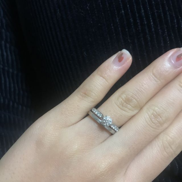 【エクセルコダイヤモンド(EXELCO DIAMOND)の口コミ】 婚約指輪はキラキラしているものが良く、ハーフエタニティに一粒ダイヤの…