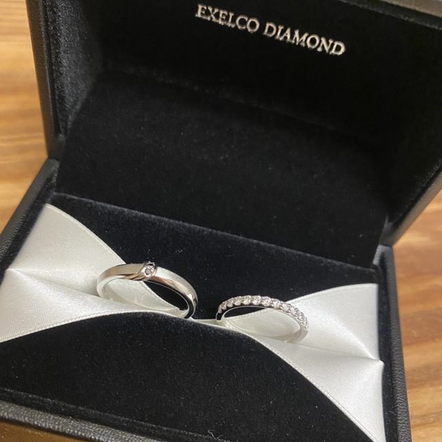 【エクセルコダイヤモンド(EXELCO DIAMOND)の口コミ】 なによりデザインが気に入りました。ブラックダイヤがうたれているのと、…