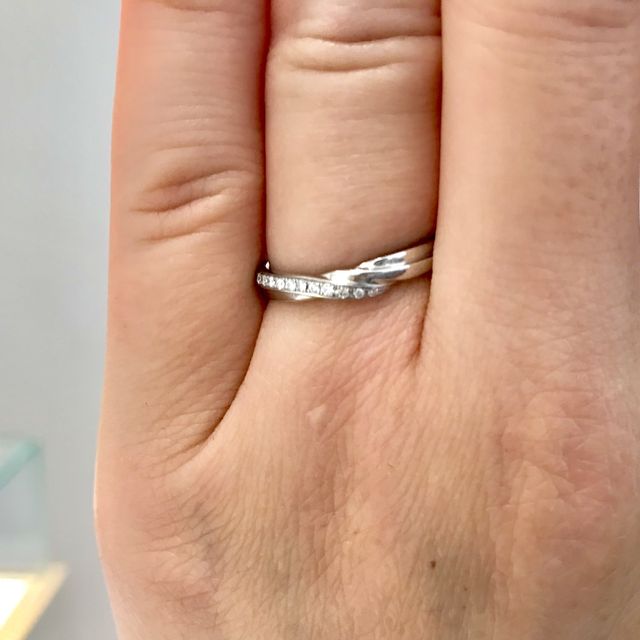 【エクセルコダイヤモンド(EXELCO DIAMOND)の口コミ】 リングの片側がメレダイヤモンドが並んでいるため、存在感があり、とても…