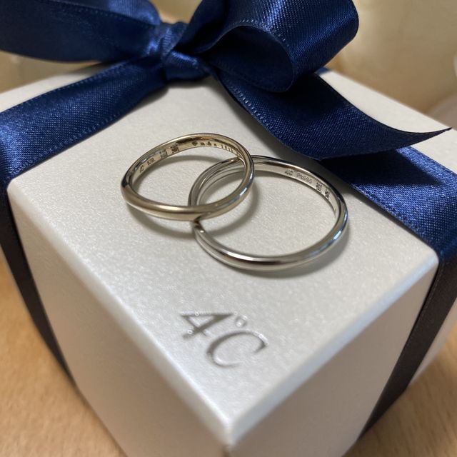 【4℃ BRIDAL(ヨンドシーブライダル)の口コミ】 着け心地が軽く、日常生活でも気にならないのが決め手となりました。2人で…