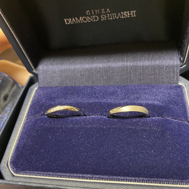 【銀座ダイヤモンドシライシの口コミ】 新婦の指輪はダイヤモンドを少し散りばめてあり、派手すぎず、地味すぎず…