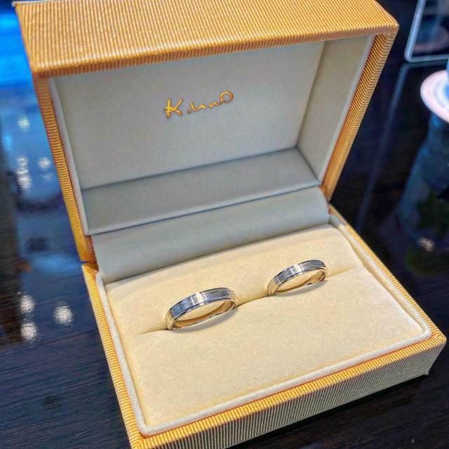 【ケイウノ ブライダル(K.UNO BRIDAL)の口コミ】 杢目金で好きな色を3色も入れることができました。また、刻印はスキーをモ…