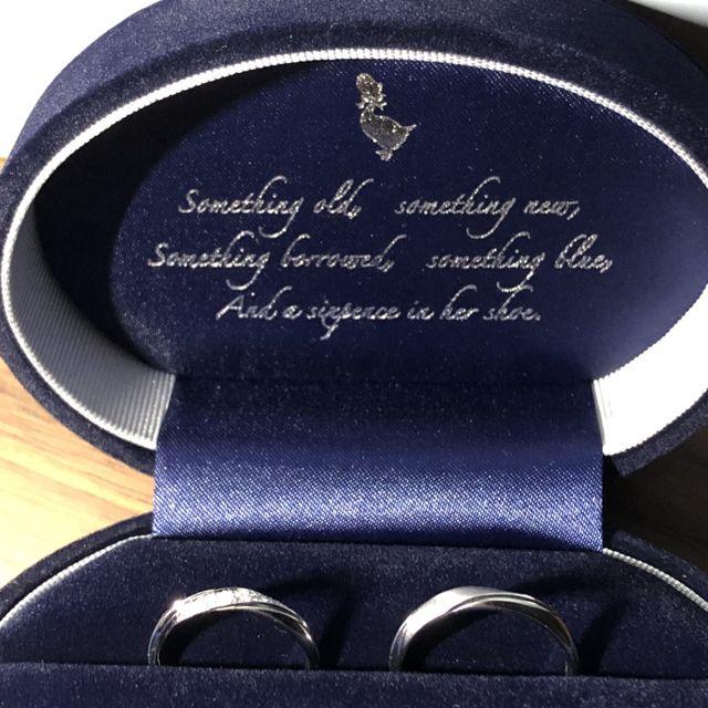 【Something Blue Aither(サムシングブルー・アイテール)の口コミ】 とてもキラキラしてて、指も綺麗に見えました。男性用のリングのデザイン…