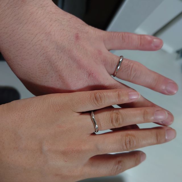 【4℃ BRIDAL(ヨンドシーブライダル)の口コミ】 プラチナで探していたのですが、婚約指輪はなかったため、石の入っている…