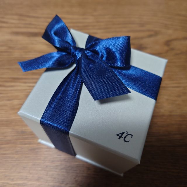 【4℃ BRIDAL(ヨンドシーブライダル)の口コミ】 プラチナで探していたのですが、婚約指輪はなかったため、石の入っている…