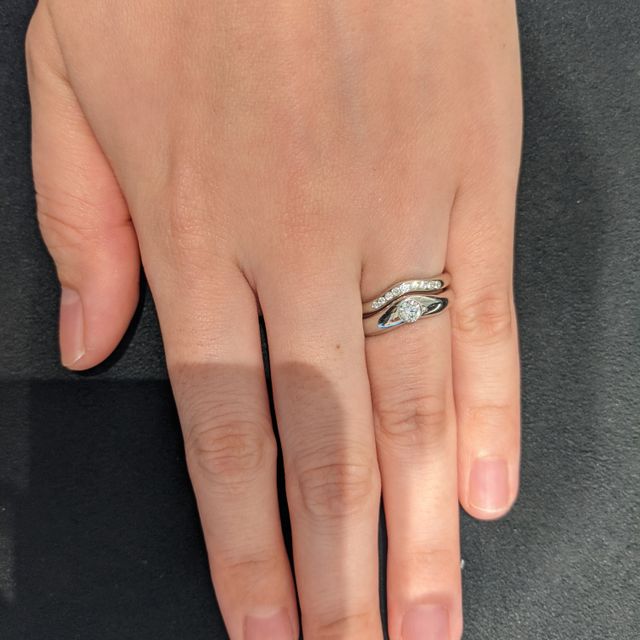 【ティファニー(Tiffany & Co.)の口コミ】 V字型の婚約指輪、結婚指輪のセットです。こちらの婚約指輪は結婚指輪とし…