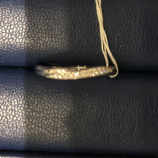 【銀座ダイヤモンドシライシの口コミ】 ウェーブラインでメレダイヤが流れるように入ったデザインです。シンプル…