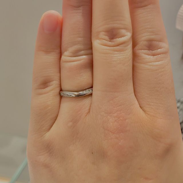 【銀座ダイヤモンドシライシの口コミ】 中央部はプラチナのみの素材でシンプルながら、左右にはダイヤモンドが流…