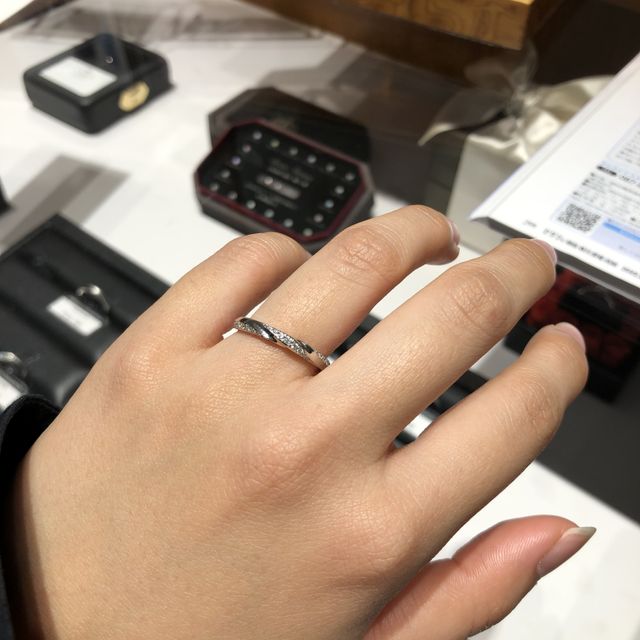 【エクセルコダイヤモンド(EXELCO DIAMOND)の口コミ】 デザインが他店にはなく特別感を感じました。
アフターサービスの面でも永…