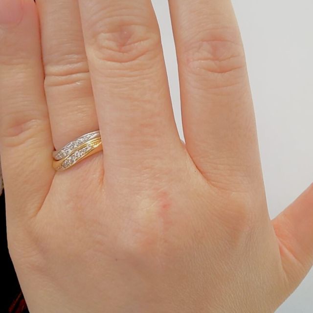 【JEWELRY STUDIO Advance(ジュエリースタジオアドバンス)の口コミ】 ウェーブの形で女性らしく、同じ形の婚約指輪と結婚指輪なのでピッタリと…