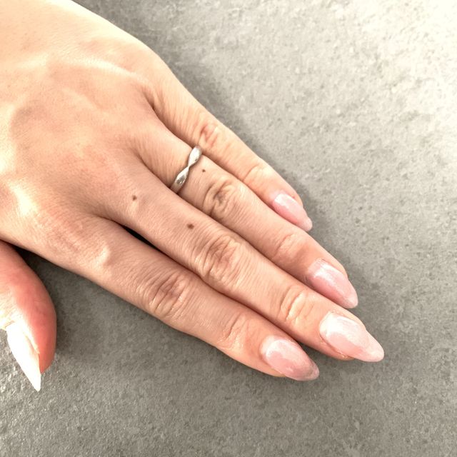 【ティファニー(Tiffany & Co.)の口コミ】 婚約指輪と合わせて同じシリーズで購入しました。
シンプルながらも美しい…