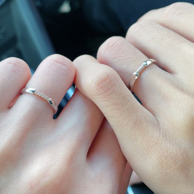 【SiRUSi(シルシ)の口コミ】 細身で、他に中々ない2色使いのカラーリングが気に入りました。中央の部分…