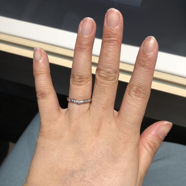 【銀座ダイヤモンドシライシの口コミ】 V字の指輪は指がスマートに見えると思い色々探してもらいました。新作で出…