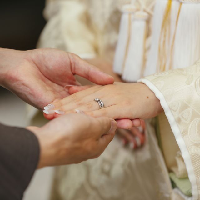 【ティファニー(Tiffany & Co.)の口コミ】 シンプルながらくびれたデザインが非常に気に入りました。
新婦は婚約指輪…