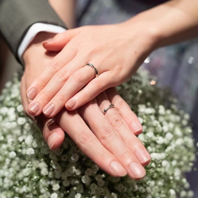 【ティファニー(Tiffany & Co.)の口コミ】 シンプルながらくびれたデザインが非常に気に入りました。
新婦は婚約指輪…