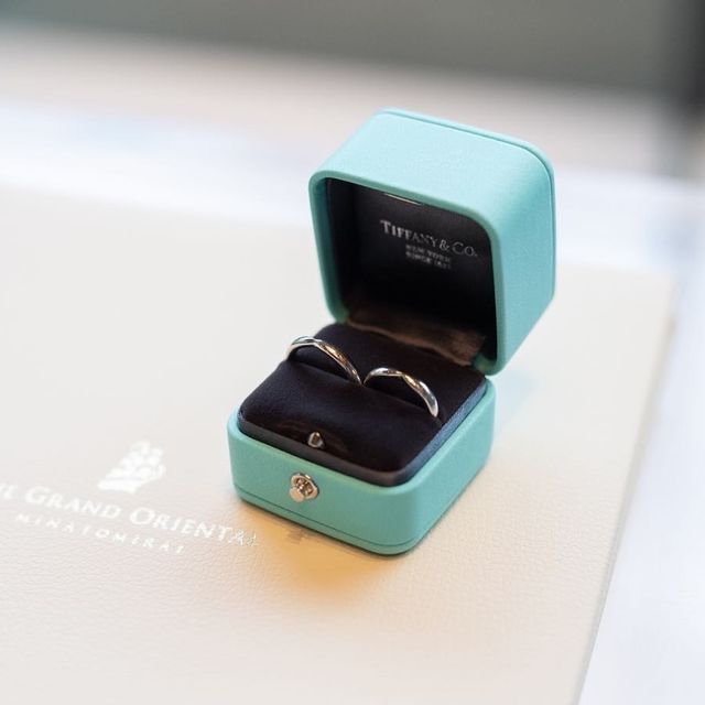 【ティファニー(Tiffany & Co.)の口コミ】 シンプルながらくびれたデザインが非常に気に入りました。
新婦は婚約指輪…