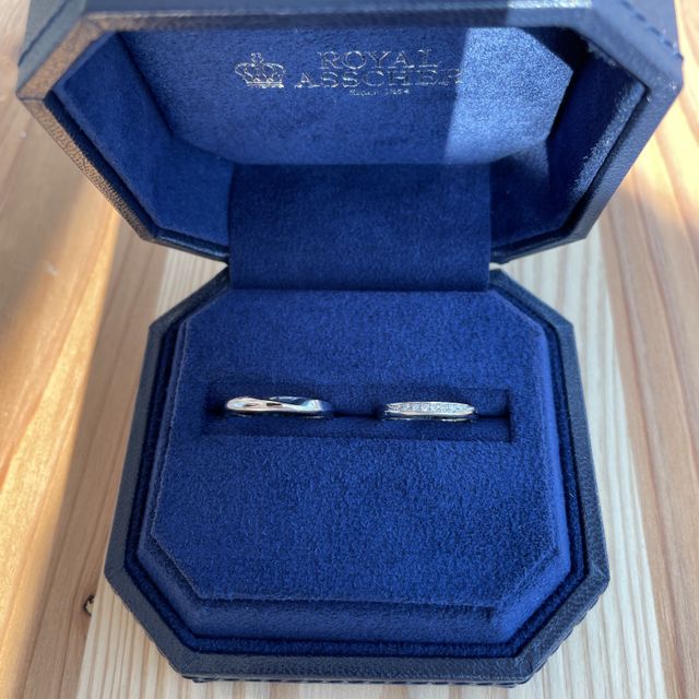 【ROYAL ASSCHER(ロイヤル・アッシャー)の口コミ】 デザインとダイヤの綺麗さ。七色に輝くダイヤが他の指輪とは、明らかに違…