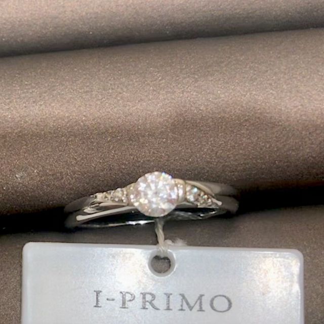 【アイプリモ(I-PRIMO)の口コミ】 ダイヤモンドの立て爪がないタイプの婚約指輪なので服などに引っかかる心…