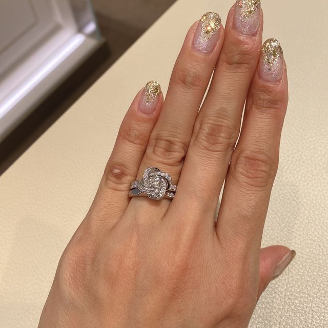 【ブシュロン(BOUCHERON)の口コミ】 以前からずっと欲しいと思っており、婚約指輪はこちら一択でした。他には…