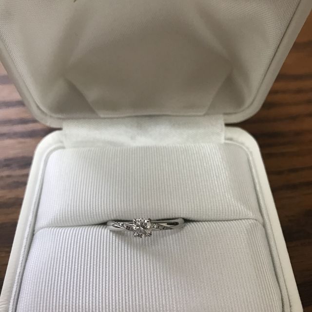 【BIJOUPIKO(ビジュピコ)の口コミ】 流れるようにメレダイヤがついているので、センターダイヤモンドがあって…