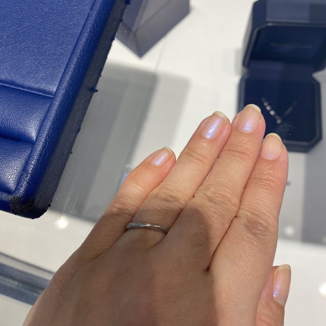【銀座ダイヤモンドシライシの口コミ】 手が小さく指も細いので、幅の細い指輪が良くこの商品を選びました。ダイ…
