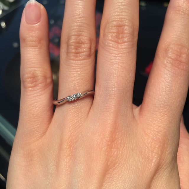 【エクセルコダイヤモンド(EXELCO DIAMOND)の口コミ】 ダイヤが3〜5粒付いている物がいいなと探していて、いろいろ試着しました…