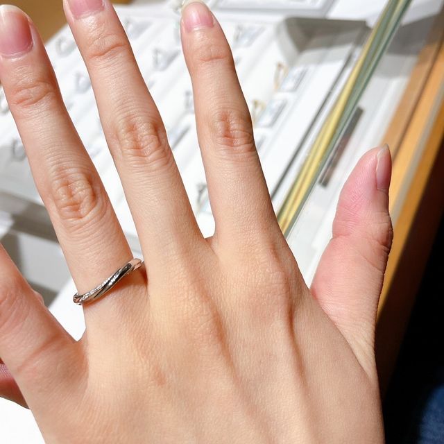 【銀座ダイヤモンドシライシの口コミ】 シンプルなのを希望していました。
ストレートより少しカーブがかかってい…