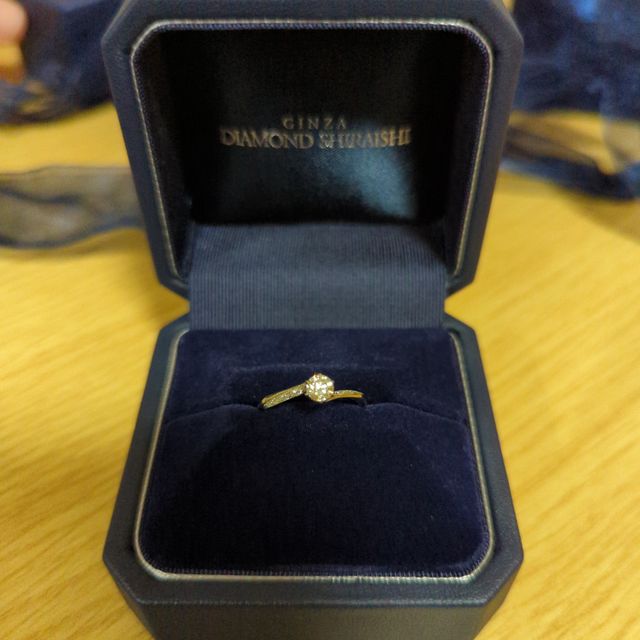 【銀座ダイヤモンドシライシの口コミ】 頂点のダイヤだけではなく、頂点までに横からも細かいダイヤがきらきらと…